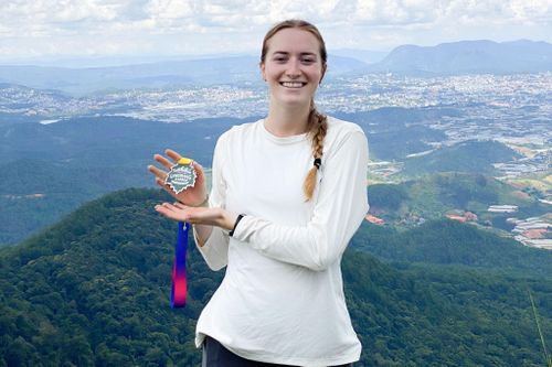 Khách quốc tế trekking chinh phục đỉnh Lang BiangKhách quốc tế trekking chinh phục đỉnh Lang Biang
