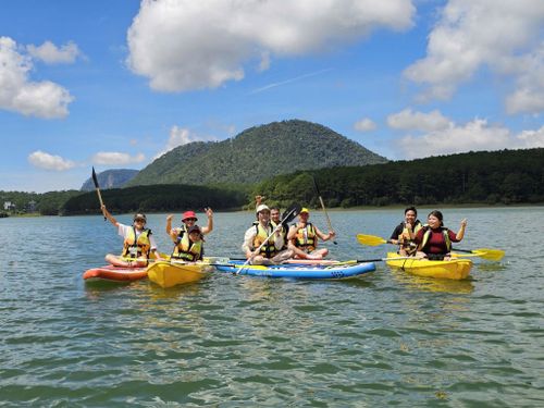 Chèo sup trên hồ Tuyền Lâm.