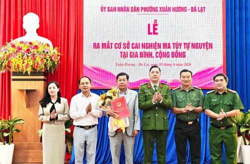 Lãnh đạo phường Xuân Hương - Đà Lạt, Phòng Cảnh sát điều tra tội phạm về ma túy Công an tỉnh, Phòng Công tác chính trị Công an tỉnh và Công an phường Xuân Hương - Đà Lạt chụp hình lưu niệm cùng lãnh đạo Trạm Y tế phường tại lễ ra mắt cơ sở cai nghiện ma túy tự nguyện. Ảnh Lê Tiến