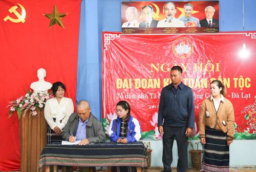 Ban điều hành, các chi hội đoàn thể Tổ dân phố Tà Nung 2 ký kết giao ước thi đua năm 2026. Ảnh: Nguyễn Luân