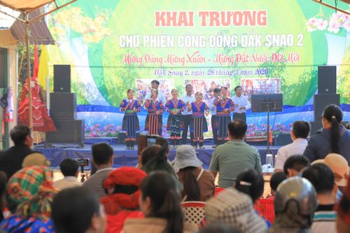 Đặc biệt, từ sự vận động của ông Giàng A Lỳ, bà con trên địa bàn xã góp đất, xây dựng chợ phiên cộng đồng Đắk Snao 2