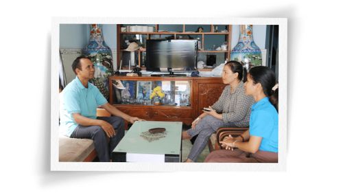 Năm 2019, sau khi về hưu, ông K’Lớ (bên trái) được người dân bon B’Tong bầu làm người uy tín