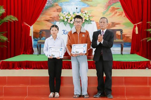 Mục sư Ka Să Ha Nhiêu trao quà tuyên dương các em học sinh giỏi