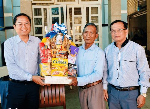 Ủy viên Ban Thường vụ, Trưởng Ban Tổ chức Tỉnh ủy Tôn Thiện Đồng trao tặng quà của Tỉnh ủy Lâm Đồng cho mục sư Ka Să Ha Nhiêu