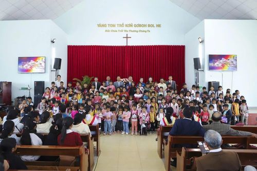 Giáo hội Cơ đốc Phục Lâm tổ chức ngày Quốc tế Thiếu nhi 1/6 cho trẻ em trong thôn