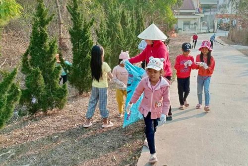 Cùng dọn vệ sinh, giữ gìn môi trường khu dân cư
