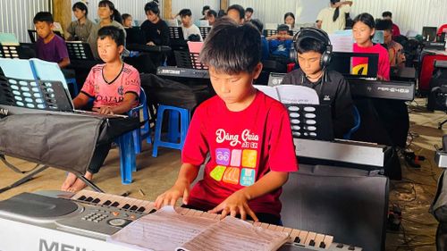 Lớp học đàn làm phong phú thêm đời sống của con em người Mông tại địa phương