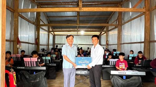 Lãnh đạo xã Đam Rông 2 tặng quà động viên tinh thần anh Sùng Văn Phừ