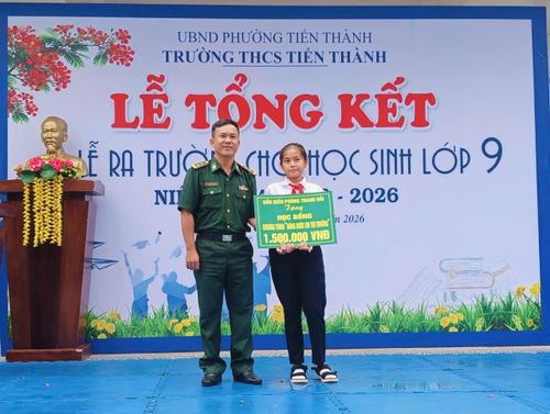 Biên phòng trao học bổng cho học sinh nghèo hiếu học trong chương trình "Nâng bước em đến trường"