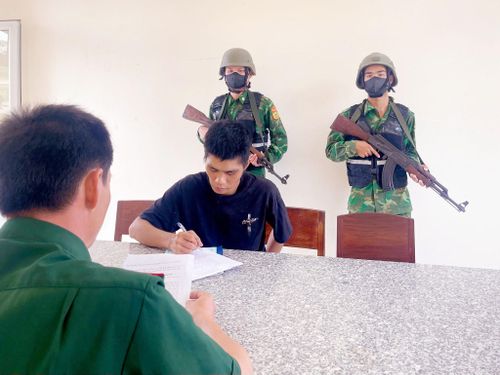 Cán bộ Đồn Biên phòng Thanh Hải lập biên bản vụ việc đối với đối tượng có hành vi tàng trữ ma túy.