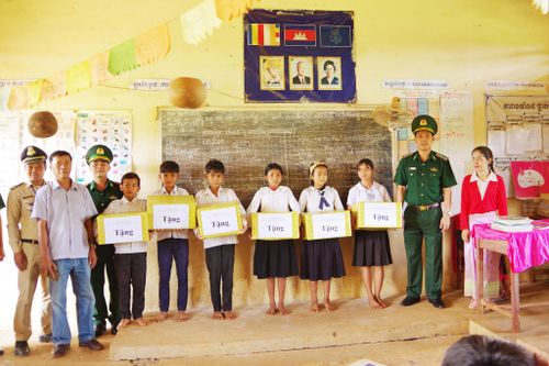 Đồn Biên phòng Cửa khẩu Bu P'răng tặng quà các em học sinh Campuchia nhân dịp năm học mới.