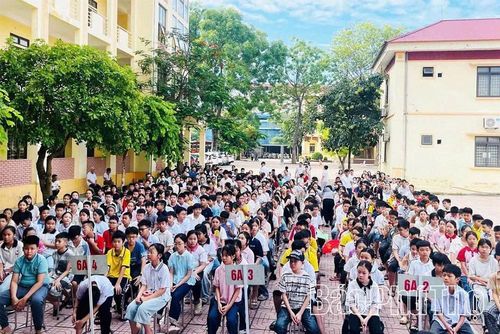 Buổi tập trung đầu tiên của khối lớp 6 Trường THCS Yên Lạc, xã Tam Hồng.