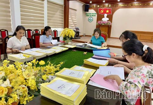 Trường THCS Vĩnh Yên rà soát học bạ của học sinh trúng tuyển vào lớp 6.