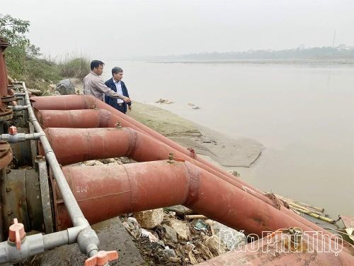 Công nhân Công ty TNHH Nhà nước một thành viên khai thác công trình thủy lợi Phú Thọ kiểm tra vận hành hệ thống máy bơm nước phục vụ sản xuất.