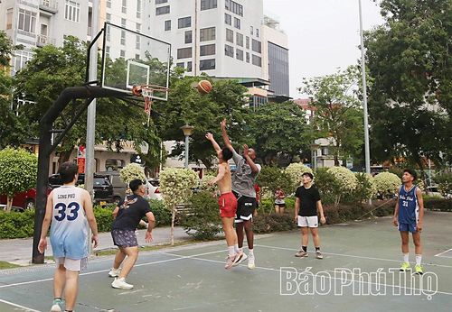 Sân bóng rổ cộng đồng là điểm đến yêu thích của thanh thiếu niên sau giờ học, góp phần tạo sân chơi lành mạnh, bổ ích.