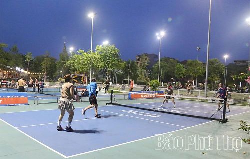 Phong trào tập luyện pickleball phát triển mạnh, thu hút người dân ở nhiều độ tuổi tham gia rèn luyện thể chất.