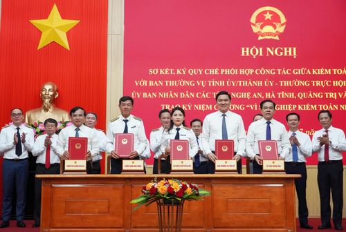 Lãnh đạo Kiểm toán Nhà nước và tỉnh Nghệ An ký kết quy chế phối hợp - Ảnh: X.P
