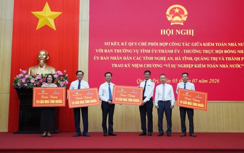 Lãnh đạo Kiểm toán Nhà nước trao biển tượng trưng tặng nhà tình nghĩa cho các địa phương - Ảnh:X.P