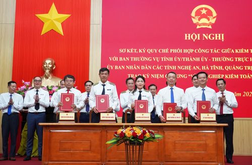 Lãnh đạo Kiểm toán Nhà nước và tỉnh Hà Tĩnh ký kết quy chế phối hợp - Ảnh: X.P