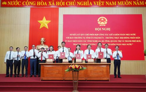 Lãnh đạo Kiểm toán Nhà nước và tỉnh Quảng Trị ký kết quy chế phối hợp - Ảnh: X.P