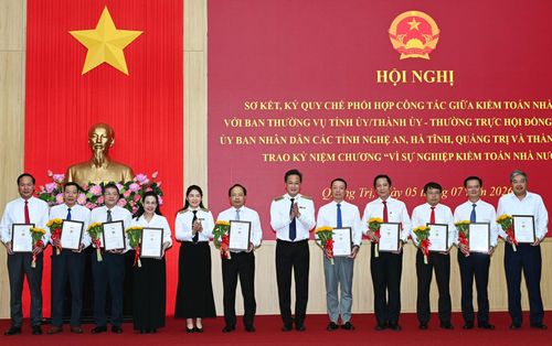 Đồng chí Nguyễn Hữu Nghĩa, Tổng Kiểm toán Nhà nước trao Kỷ niệm chương "Vì sự nghiệp phát triển kiểm toán nhà nước” cho các cá nhân có nhiều đóng góp đối với sự nghiệp xây dựng và phát triển kiểm toán nhà nước - Ảnh: X.P