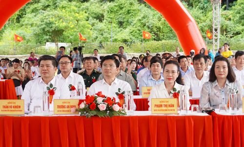 Đồng chí Trần Vũ Khiêm, Phó Bí thư Thường trực Tỉnh ủy và các đại biểu dự lễ công bố - Ảnh: X.P