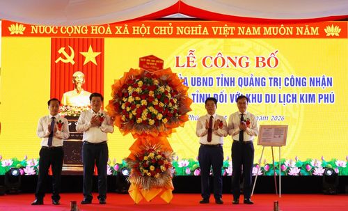 Đồng chí Trần Vũ Khiêm, Phó Bí thư Thường trực Tỉnh ủy, Trưởng đoàn đại biểu Quốc hội tỉnh tặng hoa chúc mừng Đảng bộ, chính quyền và nhân dân xã Kim Phú - Ảnh: X.P