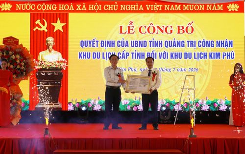 Đồng chí Hoàng Xuân Tân, Phó Chủ tịch UBND tỉnh trao quyết định công nhận Khu du lịch Kim Phú là Khu du lịch cấp tỉnh cho xã Kim Phú - Ảnh: X.P