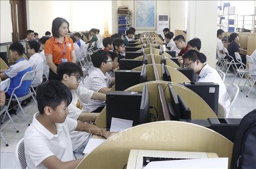 Các học sinh tham gia thi.