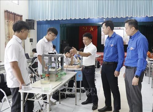 Các đại biểu động viên các học sinh tham gia hội thi.