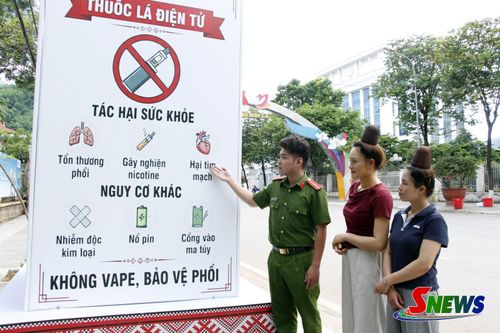 Công an phường Chiềng Cơi tuyên truyền tác hại thuốc lá điện tử thông qua cụm papo.