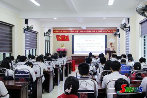 Phòng Cảnh sát giao thông, Công an tỉnh phối hợp tuyên truyền pháp luật về TTATGT cho học sinh Trường THPT Tô Hiệu.