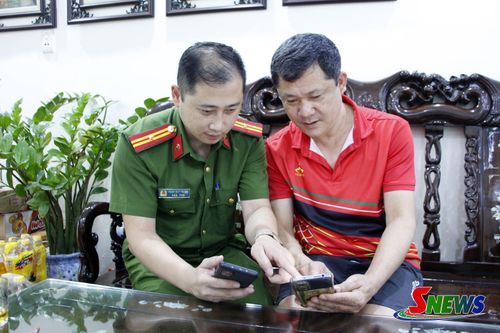 Công an phường Tô Hiệu hướng dẫn nhân dân phát giác, tố giác tội phạm trên ứng dụng VNeID.