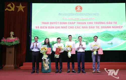 Đồng chí Bí thư Tỉnh ủy và đồng chí Chủ tịch UBND tỉnh Thái Nguyên trao Quyết định chấp thuận chủ trương đầu tư, giấy đăng ký đầu tư cho các dự án; trao Giấy chứng nhận quyền sử dụng đất cho Đại học Thái Nguyên.