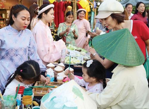 Khách trải nghiệm tại Ngày hội Sen Huế 2026 
