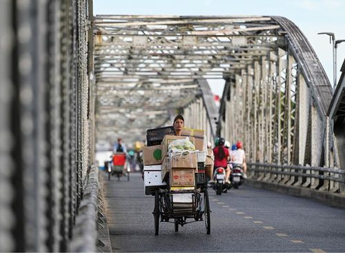 Mưu sinh sáng sớm qua cầu Trường Tiền 