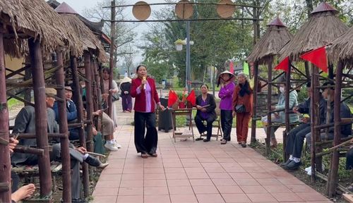 Trò chơi bài chòi là nét đặc sắc riêng ở chợ quê Cầu Ngói. Ảnh: Nguyễn Quân