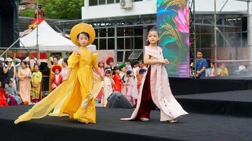 Mẫu nhí sải bước trong tà áo dài 