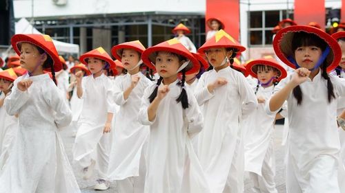 Màn đồng diễn flashmob "Việt Nam - Tự hào tiếp bước tương lai" 