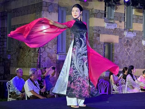 Một thiết kế trong bộ sưu tập Vương Giả Chi Hoa (NTK Viết Bảo) 