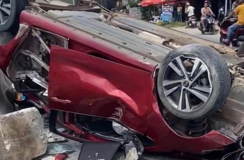 Hiện trường ô tô con nổ lốp gây tai nạn trên quốc lộ 1 qua Khánh Hòa khiến một người bị thương sáng 22/7/2025.