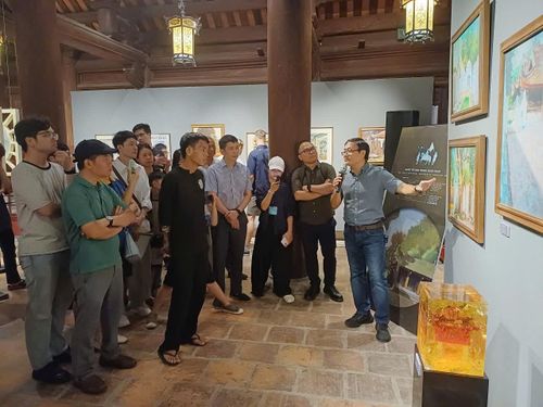 Các đại biểu tham quan triển lãm
