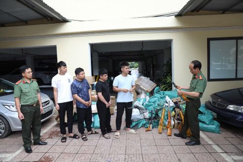 Phòng ANĐT Công an tỉnh Sơn La bắt giữ các đối tượng tàng trữ sử dụng trái phép vũ khí quân dụng và Chống người thi hành công vụ.