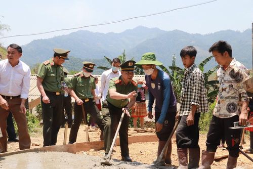 Những chiến sĩ An ninh gần dân sát dân.