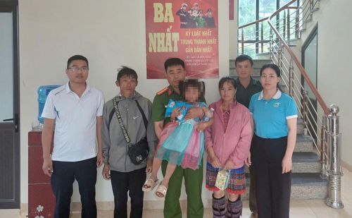 Trong vòng tay của lực lượng Công an, cháu Thào Thị A đã được bàn giao về gia đình an toàn.