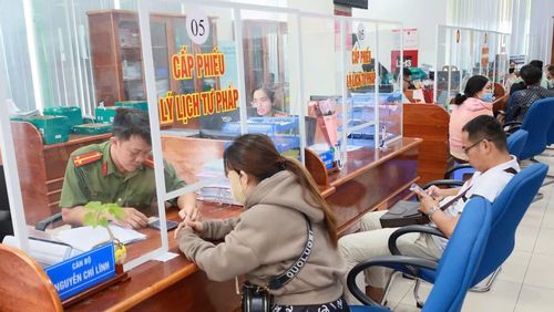 Cán bộ Công an tỉnh Cà Mau hướng dẫn người dân thực hiện thủ tục cấp phiếu LLTP.