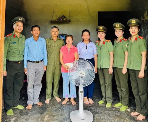 Phòng Quản lý xuất nhập cảnh Công an TP Huế nhận đỡ đầu em Lê Thị Thùy Liên.