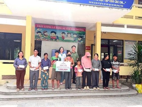 Chi đoàn Phòng An ninh kinh tế phối hợp với Chi đoàn Phòng Cảnh sát điều tra tội phạm về ma túy hướng về bà con vùng biên giới.