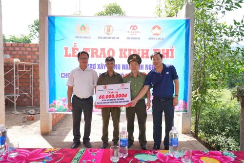 Phòng Quản lý xuất nhập cảnh Công an TP Huế hỗ trợ kinh phí xây nhà tình nghĩa cho 2 thành viên Tổ bảo vệ an ninh, trật tự ở cơ sở xã Hưng Lộc, TP Huế.