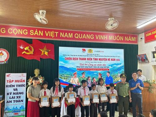 Tuổi trẻ Công an TP Huế đồng hành cùng thanh thiếu nhi vùng biên giới nhân dịp kỷ niệm 80 Ngày truyền thống lực lượng ANND.